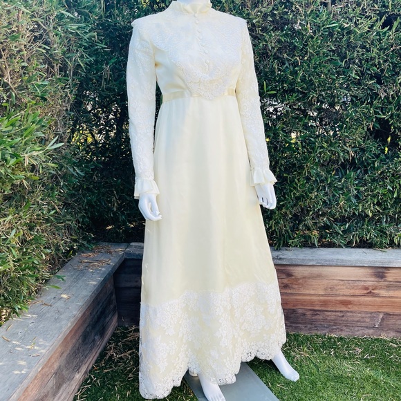 Vintage Exquisite Wedding Gown and Veil - Picture 2 of 10